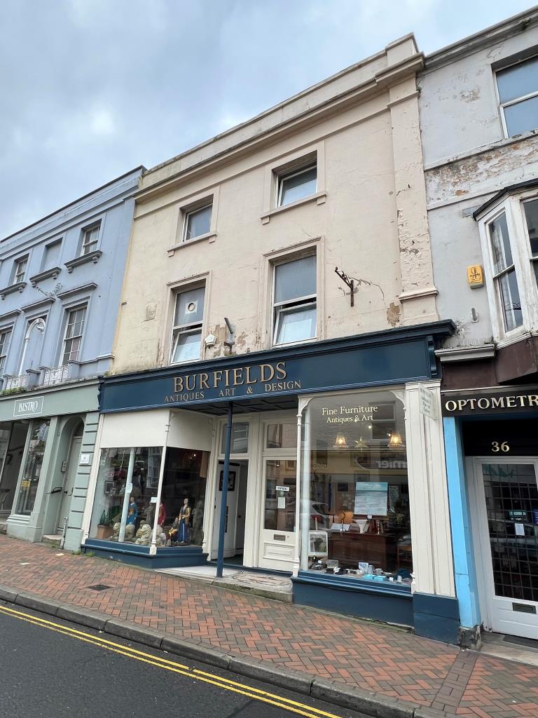 Lot: 69 - FREEHOLD TOWN CENTRE MIXED COMMERCIAL AND RESIDENTIAL INVESTMENT WITH PARKING - Rear elevation and garden